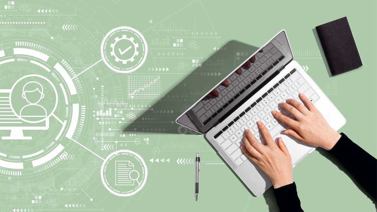 Человек в ноутбуке составляет бюджет, а на фоне рабочего стола видны необходимые для управления личными финансами инструменты