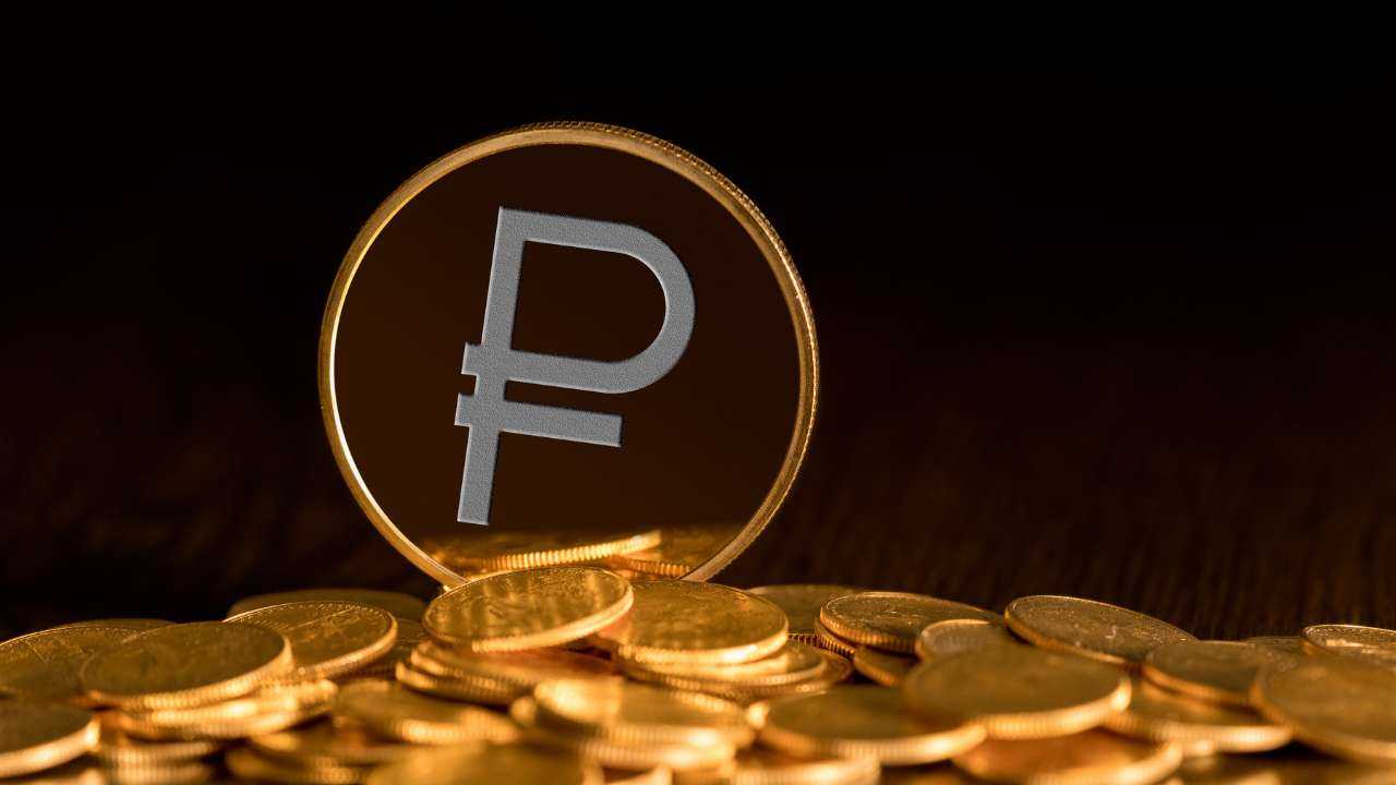 На темной фоне монеты цифрового рубля – развитие цифровой экономики идет полным ходом