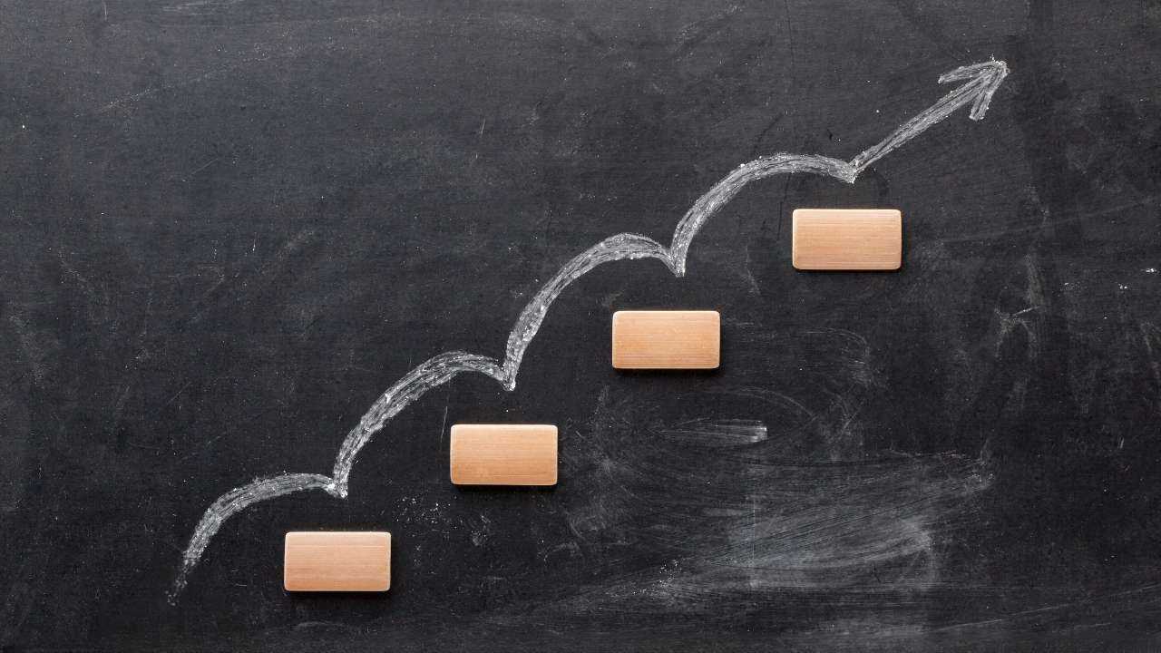 К школьной доске несколько ступенек со стрелкой вверх – шаги, как начать инвестировать