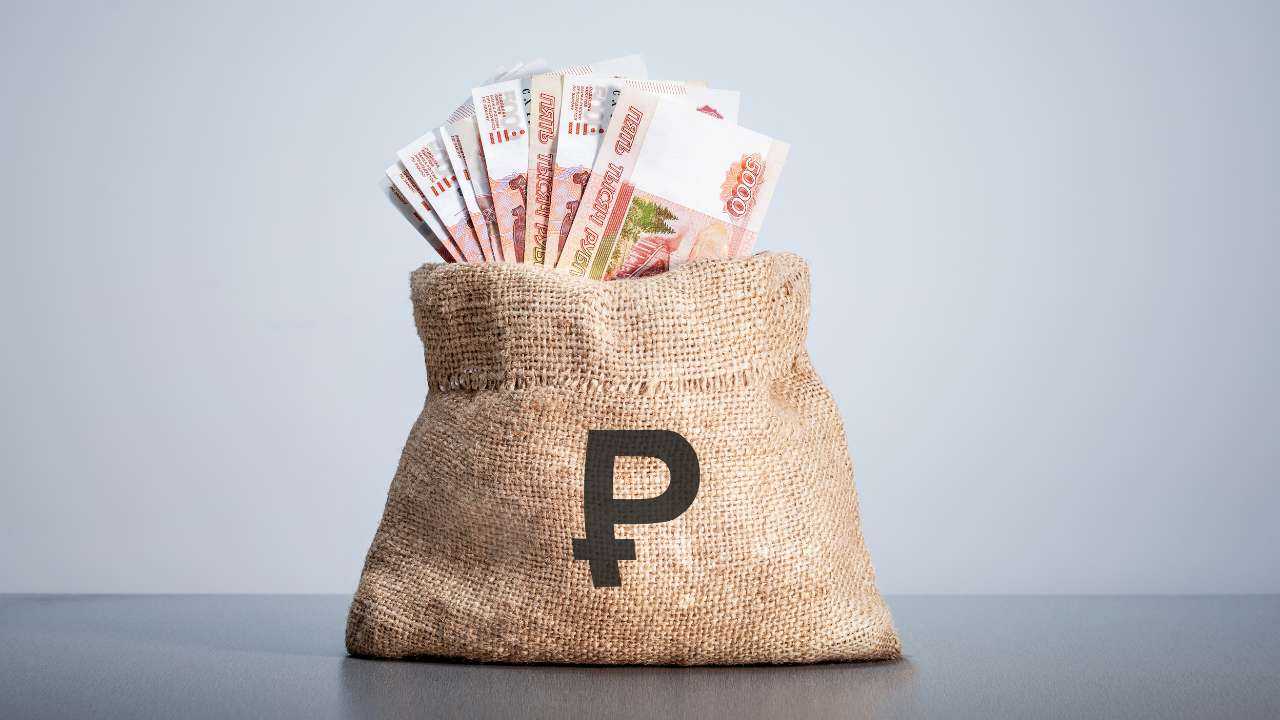 Денежный мешок с бумажными купюрами в рублях – материнский капитал 2023 года